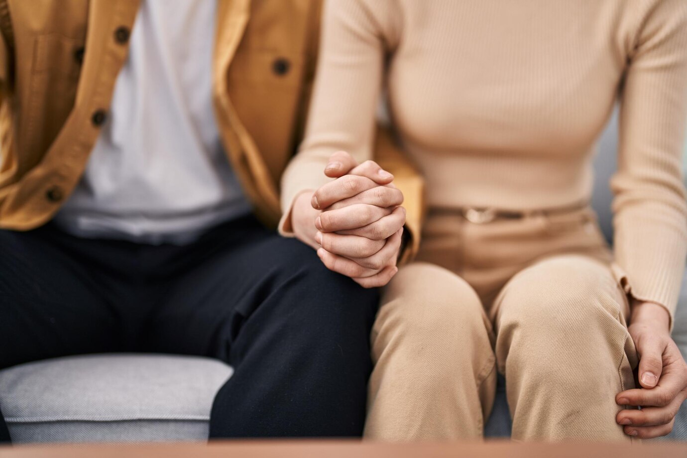 mand-woman-couple-sitting-sofa-with-hands-together-home_839833-9770 (1) mand-woman-couple-sitting-sofa-with-hands-together-home_839833-9770 (1)