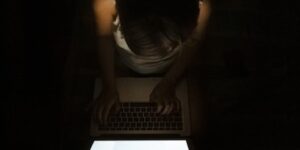 Έρευνα: Παρακολούθηση πορνογραφικού υλικού